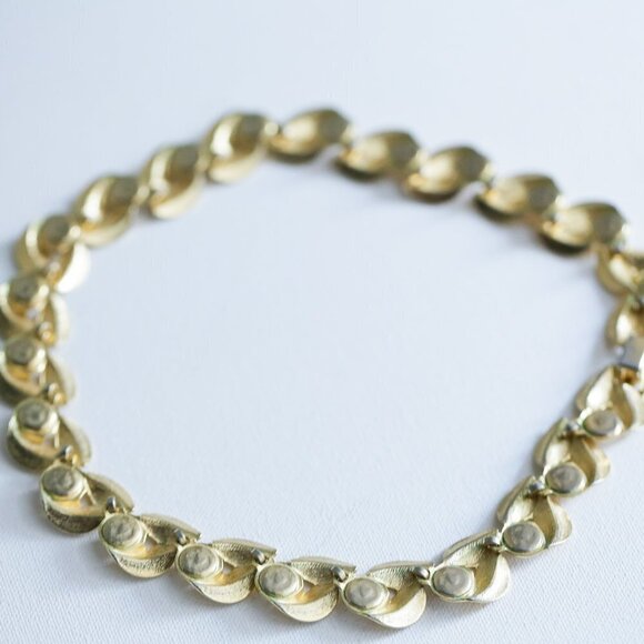 Vintage Gold Tone  an Faux Pearl Articulated Choker - Picture 7 of 8